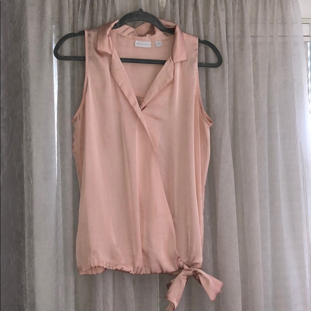 Pink blouse that ties on the bottom